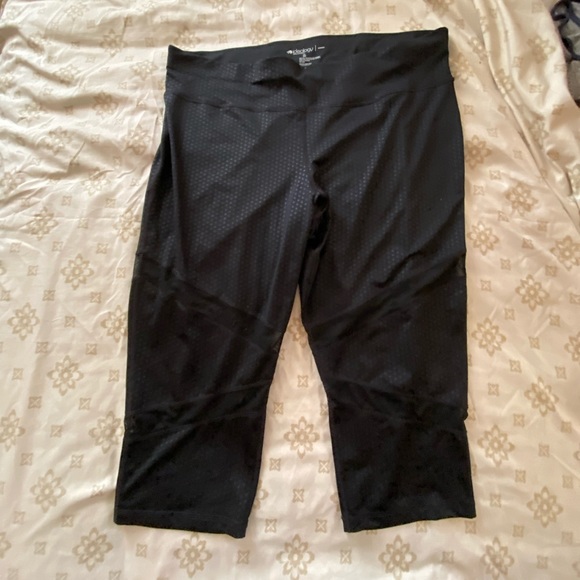 Black cropped plus size workout leggings - Picture 1 of 4